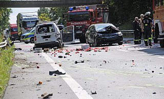 Drei Autos sind an dem Unfall auf der Ostwestfalenstraße beteiligt. - Eva Morenz