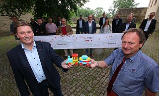 Jürgen Berghahn (SPD) und der Geschäftsführer der vbe, Sven Oehlmann (rechts), sowie Vertreter aus Verbänden, der Kommunen und Vereine schmieden eine Allianz für die Begatalbahn. - SPD