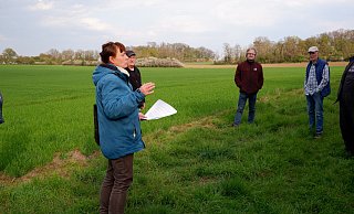 Margarete Wißmann erläutert den Ausschussmitgliedern die Besonderheiten des Naturschutzgebietes. - Lorraine Brinkmann Margarete Wißmann erläutert den Ausschussmitgliedern die Besonderheiten des Naturschutzgebietes. - Lorraine Brinkmann