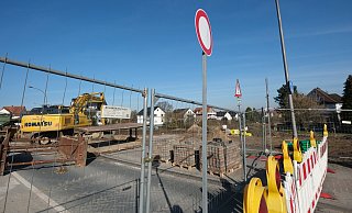 Die Bauarbeiten an der Bielefelder Straße und auf der Sichterwiese - wegen der Maßnahme ist die Straße vorrübergehend gesperrt. Die Lärmbelastung für die direkten Anwohner ist nicht zu unterschätzen. - Sven Koch Die Bauarbeiten an der Bielefelder Straße und auf der Sichterwiese - wegen der Maßnahme ist die Straße vorrübergehend gesperrt. Die Lärmbelastung für die direkten Anwohner ist nicht zu unterschätzen. - Sven Koch
