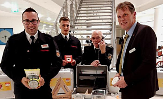 Den Notfallkoffer pr&auml;sentieren (von links) Tristan Krieger vom NRW-Verband der Feuerwehren, Giuliano Merola (Feuerwehr), Kreisbrandmeister Karl-Heinz Brakemeier und Jens Klusmeier (LLB). - Julia Kube