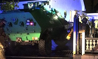 Ein gepanzertes Polizeifahrzeug steht in der Einfahrt zu einem Haus in Dortmund. - Foto: Kai Uwe Hagemann/dpa