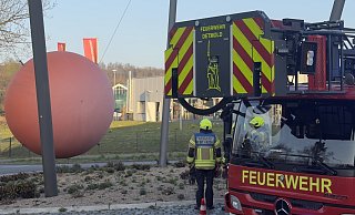 Einsatz am Kreisverkehr: Die Feuerwehr sichert die Kugel - Rieks/Feuerwehr Detmold Einsatz am Kreisverkehr: Die Feuerwehr sichert die Kugel - Rieks/Feuerwehr Detmold