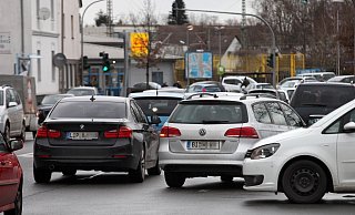 Es ist nicht zu fassen, diese Automassen. Kritiker bezweifeln allerdings, dass eine Umgehung in Gestalt der B239n den z&auml;hen Verkehr, wie hier in Lage, viel fl&uuml;ssiger machen w&uuml;rde. - Bernhard Preuss