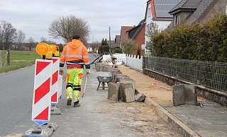 Derzeit lässt die Telekom im Neudörnweg in Billinghausen Leitungsarbeiten durchführen. - Cordula Gröne