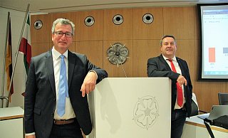 Entscheidung am 27. September: Jens Gnisa ( links) und Amtsinhaber Dr. Axel Lehmann gehen in 14 Tagen in die Stichwahl. Der Sozialdemokrat erreichte 40,3 Prozent der Stimmen, sein christdemokratischer Herausforderer 32,8 Prozent.  - Dirk Baldus