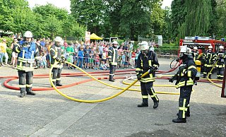 Übung: Die Mitglieder der Löschgruppe Herrentrup der Freiwilligen Feuerwehr Blomberg sorgen während des Dorffestes für viel Aufklärungsarbeit. Ihre simulierten Einsätze waren dabei eine der großen Attraktionen des Festes. - Nicole Ellerbrake