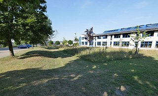 Zwischen dem Lehrerparkplatz und dem Bestandsgebäude soll der Anbau ans Gymnasium Horn entstehen. - Archivfoto: Jost Wolf Zwischen dem Lehrerparkplatz und dem Bestandsgebäude soll der Anbau ans Gymnasium Horn entstehen. - Archivfoto: Jost Wolf