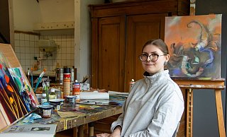 Die Schwalenberger Kunst-Stipendiatin Maria Trezinski (26) hat sich im Künstlerhaus in der Malerstadt bereits eingelebt. Aus der Schwalenberger Natur holt sie sich Inspiration für ihre Malerein. Eine Auswahl ihrer Arbeiten wird bei der Abschlussausstellung Ende September im Robert-Koepke-Haus zu sehen sein. - Raphael Bartling Die Schwalenberger Kunst-Stipendiatin Maria Trezinski (26) hat sich im Künstlerhaus in der Malerstadt bereits eingelebt. Aus der Schwalenberger Natur holt sie sich Inspiration für ihre Malerein. Eine Auswahl ihrer Arbeiten wird bei der Abschlussausstellung Ende September im Robert-Koepke-Haus zu sehen sein. - Raphael Bartling