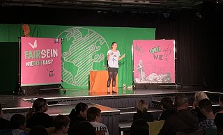 Schauspielerin Astrid Fischer begeisterte die Schülerinnen und Schülerder Realschule Lemgo und der Karla-Raveh-Gesamtschule. - Alte Hansestadt Lemgo Schauspielerin Astrid Fischer begeisterte die Schülerinnen und Schülerder Realschule Lemgo und der Karla-Raveh-Gesamtschule. - Alte Hansestadt Lemgo