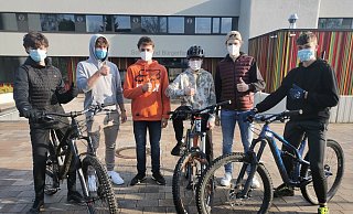 Auch sie kamen mit zahlreichen Sportkollegen zur Hauptausschuss-Sitzung der Stadt, um sich für ihr Anliegen einzusetzen: die Barntruper und Begaraner Mountainbike-Fans (von links) Luka Zeisberg (14), Marius Wennemann (19), Tjark Nolte (14), Felix Wiegrebe (13), Karl Schulz (17) und Teo Töws (16). - Sylvia Frevert(LZ) Auch sie kamen mit zahlreichen Sportkollegen zur Hauptausschuss-Sitzung der Stadt, um sich für ihr Anliegen einzusetzen: die Barntruper und Begaraner Mountainbike-Fans (von links) Luka Zeisberg (14), Marius Wennemann (19), Tjark Nolte (14), Felix Wiegrebe (13), Karl Schulz (17) und Teo Töws (16). - Sylvia Frevert(LZ)