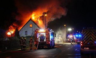Ein Haus an der Lageschen Straße in Jerxen-Orbke steht im Vollbrand. - Jost Wolf
