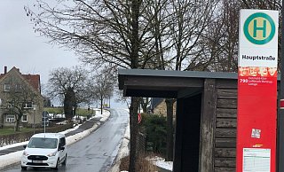 Von hier ist die Grundschule am Schloss in Brake so nah und doch so fern. Weil der Schulbus ab Wahmbeckerheide (hier die Haltestelle Hauptstraße) noch erst die Runde über die Südschule dreht, kommen die Kinder momentan immer zu spät zum Unterricht.  - Till Brand