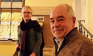 VHS-Leiter Johannes Reineke (rechts) geht im Januar in den Ruhestand. Seine bisherige Stellvertreterin Andrea Lemm übernimmt die Leitung. - Yvonne Glandien VHS-Leiter Johannes Reineke (rechts) geht im Januar in den Ruhestand. Seine bisherige Stellvertreterin Andrea Lemm übernimmt die Leitung. - Yvonne Glandien