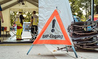 Ein im Zelt eingerichteter Behandlungsplatz (BHP) für Verletzte. Diese Zelte aufzubauen und einzurichten, wird in Detmold in großem Stil geübt. - Archivbild: FreitagTV/Leon Stock
