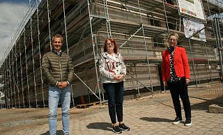 Freuen sich über den Baufortschritt an der „Seniorenresidenz Extertal": (von links) Holger Johannesmann (Projektleiter Lindhorst Gruppe), Gisela Polensky (künftige Hausleitung) und Susanne Thon (Geschäftsführung Betreiber Mediko Pflege- und Gesundheitszentren) - Sylvia Frevert Freuen sich über den Baufortschritt an der „Seniorenresidenz Extertal": (von links) Holger Johannesmann (Projektleiter Lindhorst Gruppe), Gisela Polensky (künftige Hausleitung) und Susanne Thon (Geschäftsführung Betreiber Mediko Pflege- und Gesundheitszentren) - Sylvia Frevert