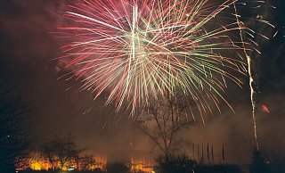 Nach mehrjähriger Unterbrechung läutet die Stadt Bad Salzuflen den Jahreswechsel wieder mit einem Höhenfeuerwerk bei der großen Silvesterparty am 31. Dezember im Kurpark ein. - Stadt Bad Salzuflen Nach mehrjähriger Unterbrechung läutet die Stadt Bad Salzuflen den Jahreswechsel wieder mit einem Höhenfeuerwerk bei der großen Silvesterparty am 31. Dezember im Kurpark ein. - Stadt Bad Salzuflen