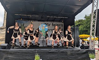 Die "Funkies" von den Sportfreunden Berlebeck-Heiligenkirchen lassen im Thusnelda-Look die Bühne erbeben. - Yvonne Glandien Die "Funkies" von den Sportfreunden Berlebeck-Heiligenkirchen lassen im Thusnelda-Look die Bühne erbeben. - Yvonne Glandien