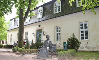 Fürstin Pauline sitzt mit ernster Miene vor dem Ballhaus im historischen Kurpark von Bad Meinberg. Ein möglicher Verkauf der Kurimmobilien dürfte sie zwar nicht beunruhigen, beschäftigt dafür aber die Ratsmitglieder um so mehr. - Cordula Gröne