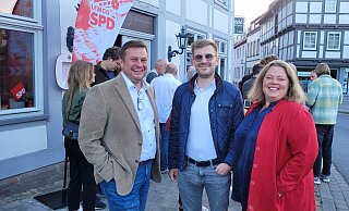 Alexander Baer (SPD, links) mit Parteikollege Eike Homringhaus und Landratskandidatin Ilka Kottmann am Wahlabend in Lemgo. Er konnte sich gegen Bürgermeister Markus Baier nicht durchsetzen. - Katrin Kantelberg Alexander Baer (SPD, links) mit Parteikollege Eike Homringhaus und Landratskandidatin Ilka Kottmann am Wahlabend in Lemgo. Er konnte sich gegen Bürgermeister Markus Baier nicht durchsetzen. - Katrin Kantelberg