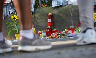 Zwei Menschen stehen vor einem Zaun, an dem mit Kerzen und Blumen eines Jugendlichen gedacht wird. - Gregor Bauernfeind/dpa/Archivbild Zwei Menschen stehen vor einem Zaun, an dem mit Kerzen und Blumen eines Jugendlichen gedacht wird. - Gregor Bauernfeind/dpa/Archivbild