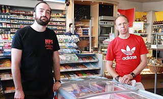 Schon von Natur aus handelt Frenk Pauls (links) mit Ruhe und Bedacht. Bei dem Überfall auf die Tankstelle in Asemissen konnte er von den Ratschlägen seines Chefs Markus Hinz profitieren, die er ihm zu Beginn seiner Tätigkeit gegeben hatte. - Knut Dinter Schon von Natur aus handelt Frenk Pauls (links) mit Ruhe und Bedacht. Bei dem Überfall auf die Tankstelle in Asemissen konnte er von den Ratschlägen seines Chefs Markus Hinz profitieren, die er ihm zu Beginn seiner Tätigkeit gegeben hatte. - Knut Dinter