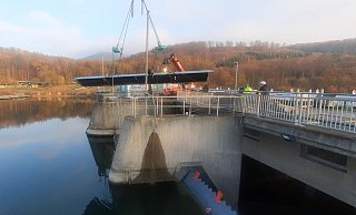 Schwere Maschinen heben die zweite Fischbauchklappe an der Staumauer des Schiedersees an ihren Platz. - Kreis Lippe Schwere Maschinen heben die zweite Fischbauchklappe an der Staumauer des Schiedersees an ihren Platz. - Kreis Lippe