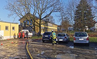 Die Freiwillige Feuerwehr Bad Salzuflen ist am Mittwochmorgen zu einem Gasaustritt zur Grundschule Elkenbrede alarmiert worden. Alle Schüler und Lehrer hatten noch vor Eintreffen der Einsatzkräfte das Gebäude unverletzt verlassen. - Frank Tasche/Feuerwehr Bad Salzuflen Die Freiwillige Feuerwehr Bad Salzuflen ist am Mittwochmorgen zu einem Gasaustritt zur Grundschule Elkenbrede alarmiert worden. Alle Schüler und Lehrer hatten noch vor Eintreffen der Einsatzkräfte das Gebäude unverletzt verlassen. - Frank Tasche/Feuerwehr Bad Salzuflen