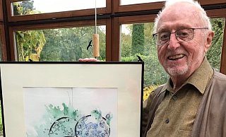 Helmut Link zeigt eines seiner Bilder bei ihm daheim in Rinteln. - Jörg Bressem Helmut Link zeigt eines seiner Bilder bei ihm daheim in Rinteln. - Jörg Bressem