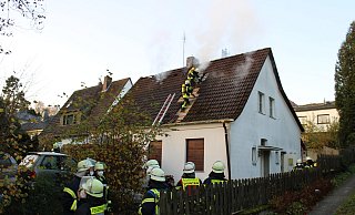 Dicker Qualm zieht aus den Dach eines Einfamilienhauses in der Straße "An der Hellrüsche" in Bad Salzuflen. Eine Familie samt Hunden konnte sich glücklicherweise selbst in Sicherheit bringen. - Feuerwehr Bad Salzuflen