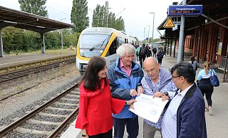 Wünschen sich eine Aufwertung des Salzufler Bahnhofs: (von links) Marianne Schelp, Gerhard Mason, Fred Schelp und Dr. Victor Morales am Salzufler Bahnhof. - Alexandra Schaller Wünschen sich eine Aufwertung des Salzufler Bahnhofs: (von links) Marianne Schelp, Gerhard Mason, Fred Schelp und Dr. Victor Morales am Salzufler Bahnhof. - Alexandra Schaller
