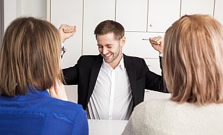 Bleibt die Freude auf die Zusage für einen Praktikumsplatz dieses Jahr aus? Die Betriebe in Lippe können teilweise jedenfalls nicht so viele Schüler annehmen wie in den Vor-Corona-Jahren. - Christin Klose/dpa