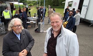 In Bösingfeld erleben Professor Dr. Ralf Klapdor von der Hochschule Rhein-Waal (links) und Mobilitätsplaner Ruben Loendersloot aus Nimwegen die Monocabs im Einsatz (im Hintergrund). Sie und andere Besucher aus der Grenzregion Kleve/Nimwegen informieren sich in Extertal über das Projekt und bringen zugleich ein Forschungsprojekt zur Akzeptanz der Fahrzeuge voran. - Jens Rademacher In Bösingfeld erleben Professor Dr. Ralf Klapdor von der Hochschule Rhein-Waal (links) und Mobilitätsplaner Ruben Loendersloot aus Nimwegen die Monocabs im Einsatz (im Hintergrund). Sie und andere Besucher aus der Grenzregion Kleve/Nimwegen informieren sich in Extertal über das Projekt und bringen zugleich ein Forschungsprojekt zur Akzeptanz der Fahrzeuge voran. - Jens Rademacher