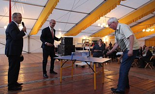 Kleines Match an kleiner Platte: J&uuml;rgen Osterhage (Mitte) spielt mit Uwe R&ouml;mer Tischtennis. Mario Hecker sieht zu. - Jens Rademacher