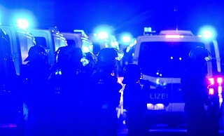 Polizisten stehen am Abend des 78. Jahrestages der Zerstörung Dresdens im Zweiten Weltkrieg zwischen Gegendemonstranten und einem Zug von Montagsdemonstranten im Zentrum der sächsischen Landeshauptstadt. - Robert Michael/dpa Polizisten stehen am Abend des 78. Jahrestages der Zerstörung Dresdens im Zweiten Weltkrieg zwischen Gegendemonstranten und einem Zug von Montagsdemonstranten im Zentrum der sächsischen Landeshauptstadt. - Robert Michael/dpa