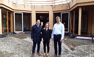 Borzoo Afshar (von links) und Jenni Kran vom Architekturbüro Next sowie Projektleiter Lars Kruel arbeiten daran, dass die Kinder im Herbst in den Neubau einziehen können. - Carolin Jenkner-Kruel Borzoo Afshar (von links) und Jenni Kran vom Architekturbüro Next sowie Projektleiter Lars Kruel arbeiten daran, dass die Kinder im Herbst in den Neubau einziehen können. - Carolin Jenkner-Kruel