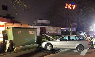 Verkehrsunfall mit Gasdruckregelanlage am HIT-Markt in Bad Salzuflen-Schötmar. - Feuerwehr Salzuflen