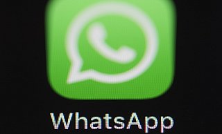 Die Messenger-App WhatsApp lässt sich auch über Browser auf einem Computer nutzen - für das BKA offenbar ein Einfallstor zum Mitlesen. - Foto: Silas Stein/dpa
