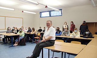 Geschichte mal anders: Joanne Herzberg erzählt einer Klasse des Stadtgymnasiums in Detmold von ihrer bewegten Familiengeschichte. - Yannick Sonntag(LZ) Geschichte mal anders: Joanne Herzberg erzählt einer Klasse des Stadtgymnasiums in Detmold von ihrer bewegten Familiengeschichte. - Yannick Sonntag(LZ)
