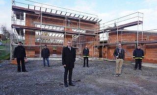 Dachdecker- und Zimmermeister Thomas Keßler (von links), Verwaltungsmitarbeiter Michael Bickel, Bürgermeister Jörg Bierwirth, Kai-Uwe Deilke (stellvertretender Feuerwehrleiter), Architekt Wilhelm Luft und Feuerwehrleiter Mike Mundhenke sehen sich gemeinsam die Fortschritte auf der Baustelle an.  - Michaela Weiße