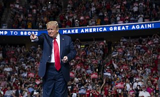 Donald Trump kommt zur Wahlkampfveranstaltung in Tulsa auf die Bühne. - Foto: Evan Vucci/AP/dpa