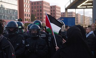 Polizisten sind am vergangenen Sonntag bei einer verbotenen Pro-Palästina-Demonstration am Potsdamer Platz in Berlin im Einsatz. - Paul Zinken/dpa Polizisten sind am vergangenen Sonntag bei einer verbotenen Pro-Palästina-Demonstration am Potsdamer Platz in Berlin im Einsatz. - Paul Zinken/dpa