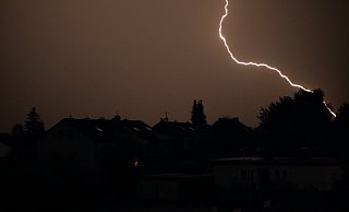 Vergangene Nacht hat es ordentlich gewittert. Wie hier in Bad Salzuflen-Knetterheide. - Freitag TV Vergangene Nacht hat es ordentlich gewittert. Wie hier in Bad Salzuflen-Knetterheide. - Freitag TV