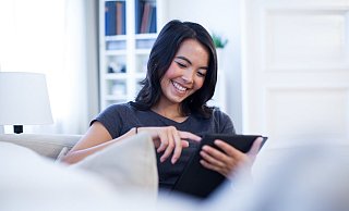 Smart-Home-Systeme lassen sich über Tablet oder Smartphone steuern. Aber auch diese Einbruchschutzsysteme brauchen Schutz vor Hackern. - Foto: Christin Klose/dpa-tmn Smart-Home-Systeme lassen sich über Tablet oder Smartphone steuern. Aber auch diese Einbruchschutzsysteme brauchen Schutz vor Hackern. - Foto: Christin Klose/dpa-tmn