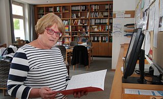 Ein Blick ins Klassenheft: Iris Naumann kennt praktisch jeden ihrer 430 Schüler mit Namen. Sie hat auch die Eltern vieler heutiger Schulkinder bereits unterrichtet. - Dieter Asbrock Ein Blick ins Klassenheft: Iris Naumann kennt praktisch jeden ihrer 430 Schüler mit Namen. Sie hat auch die Eltern vieler heutiger Schulkinder bereits unterrichtet. - Dieter Asbrock