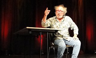 Kabarettist Urban Priol witzelt, schimpft und poltert im ausverkauften Kurtheater Bad Meinberg. Das Publikum zeigt sich begeistert und antwortet mit Lachsalven am laufenden Band. - Hajo Gärtner