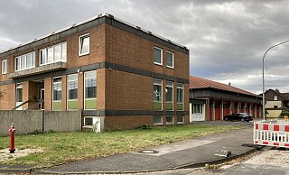 Die Feuerwache Horn entspricht nicht mehr den gesetzlichen Vorschriften und soll aus- und umgebaut werden. Der höhere Gebäudeteil (links) wird vom Bauhof genutzt, was auch so bleiben soll. - Cordula Gröne Die Feuerwache Horn entspricht nicht mehr den gesetzlichen Vorschriften und soll aus- und umgebaut werden. Der höhere Gebäudeteil (links) wird vom Bauhof genutzt, was auch so bleiben soll. - Cordula Gröne