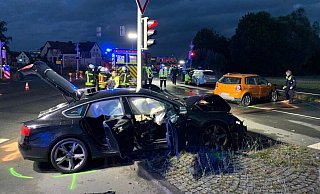 Die drei betroffenen Fahrzeuge sind nach dem schweren Unfall in Bad Salzuflen stark demoliert. Insgesamt werden sieben Menschen verletzt, vier müssen in ein Krankenhaus. Foto: Daniel Hobein / Feuerwehr Bad Salzuflen - Daniel Hobein/Feuerwehr Bad Salzuflen