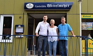 Ein starkes Team: (von links) Dimitri, Vassiliki und Lucas Ziguri halten die Gaststätte „Wittelmeyer" gemeinsam am Laufen und laden zu immer neuen Events ein. - Greta Wiedemeier Ein starkes Team: (von links) Dimitri, Vassiliki und Lucas Ziguri halten die Gaststätte „Wittelmeyer" gemeinsam am Laufen und laden zu immer neuen Events ein. - Greta Wiedemeier