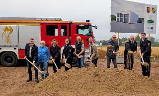 Der (nachgeholte) erste Spatenstich für das Feuerwehrgerätehaus Wendlinghausen. Mit dabei (von links): Daniel Nunne (Bauunternehmen), Dörentrups stellvertretende Bürgermeisterin Irmlinde Nolting, der stellvertretende Einheitsführer Florian Danger, Einheitsführer Felix Meyer, Projektleiter Jörn Stöckmann, Bürgermeister Friso Veldink, Mike Wittsieker vom Gebäudemanagement, der stellvertretende Wehrführer Günther Ostrop sowie Wehrführer Christoph Ungermann. - Annika Langhagel Der (nachgeholte) erste Spatenstich für das Feuerwehrgerätehaus Wendlinghausen. Mit dabei (von links): Daniel Nunne (Bauunternehmen), Dörentrups stellvertretende Bürgermeisterin Irmlinde Nolting, der stellvertretende Einheitsführer Florian Danger, Einheitsführer Felix Meyer, Projektleiter Jörn Stöckmann, Bürgermeister Friso Veldink, Mike Wittsieker vom Gebäudemanagement, der stellvertretende Wehrführer Günther Ostrop sowie Wehrführer Christoph Ungermann. - Annika Langhagel